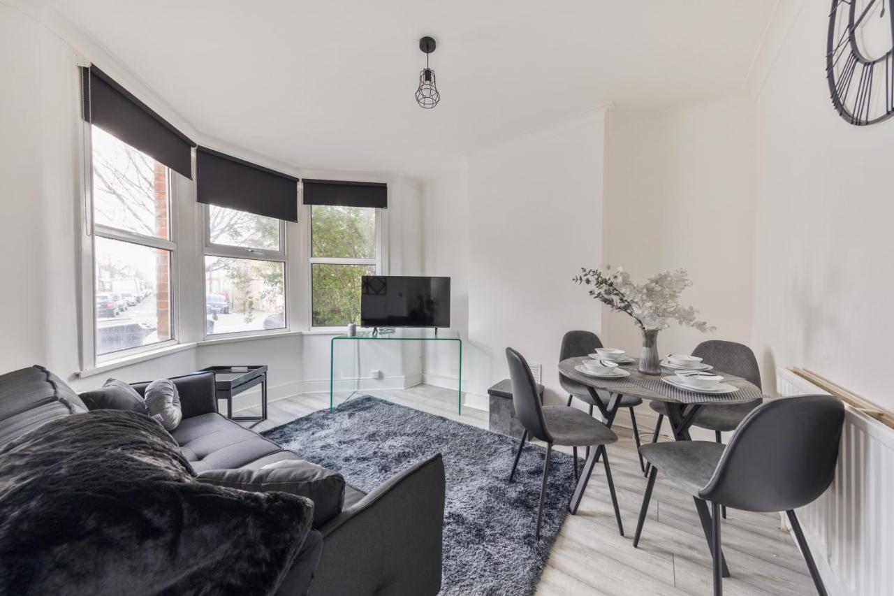 Beautifully Modern 2-bed W/garden Apartament *