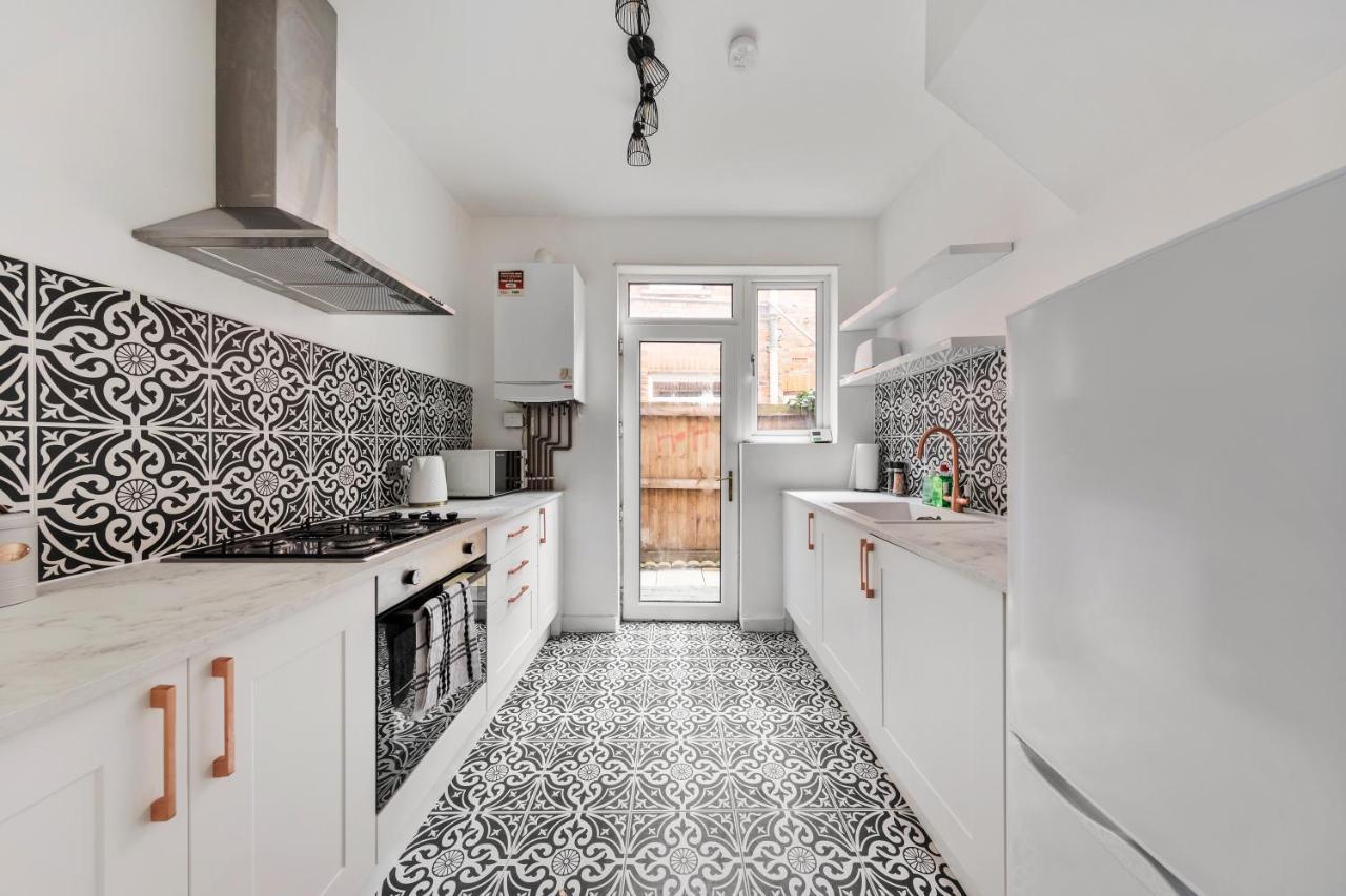 Beautifully Modern 2-bed W/garden Apartament Londra