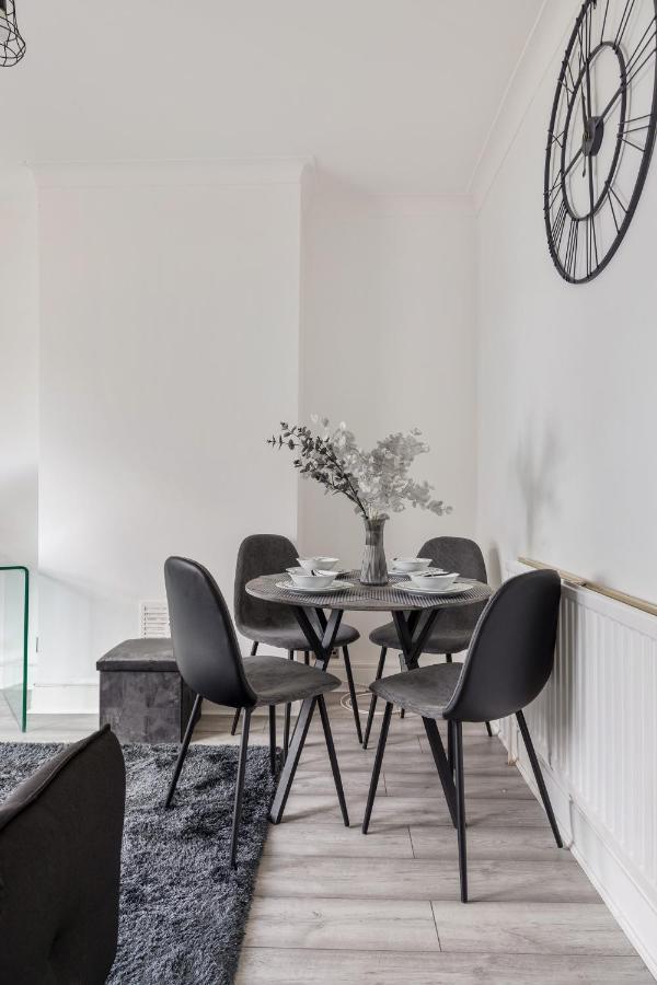 Beautifully Modern 2-bed W/garden Apartament *