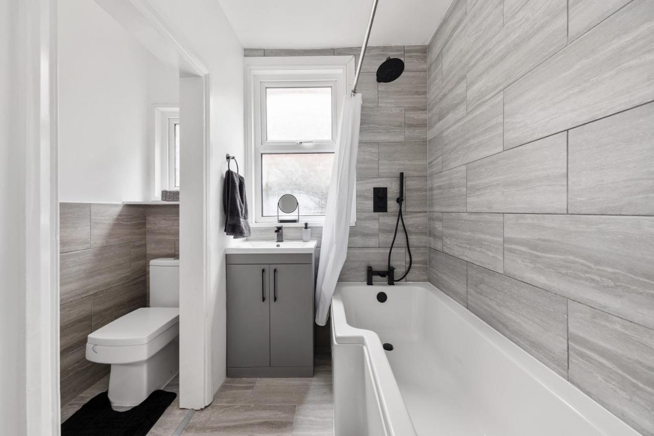 Beautifully Modern 2-bed W/garden Apartament *