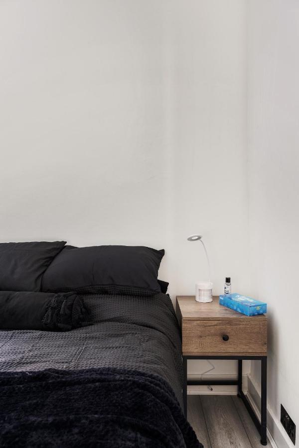 Beautifully Modern 2-bed W/garden Apartament