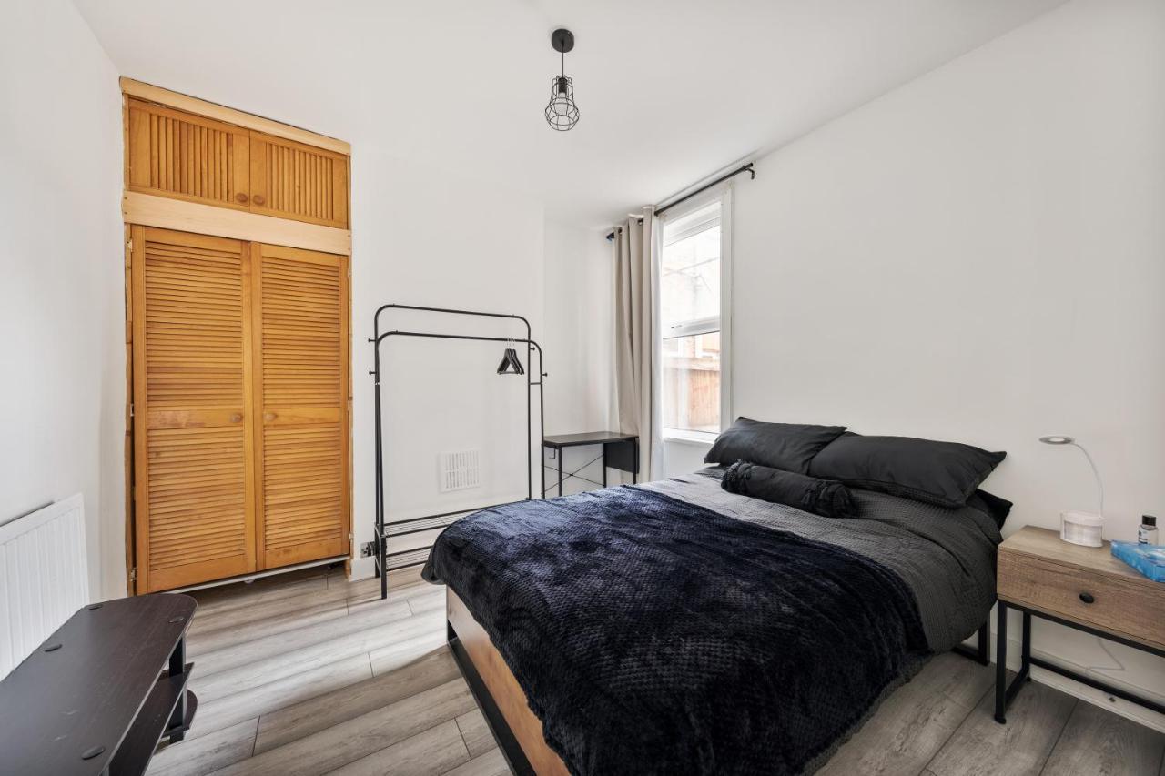 Beautifully Modern 2-bed W/garden Apartament