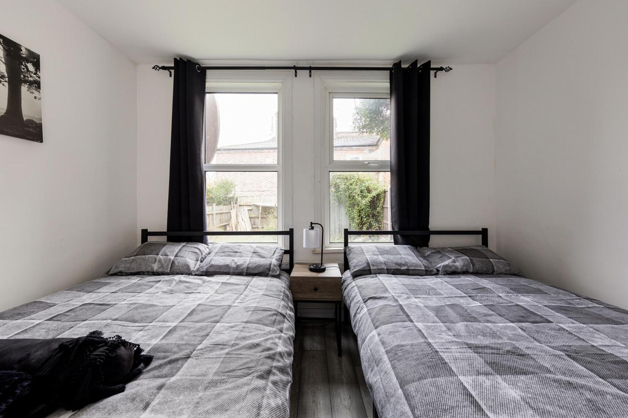 Beautifully Modern 2-bed W/garden Apartament